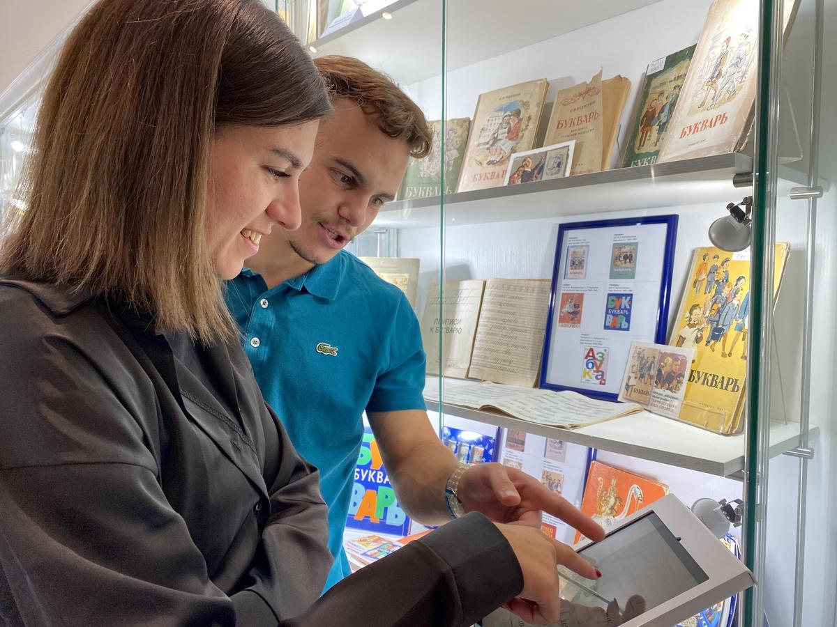 Гости рассматривают оцифрованную версию старейшего пособия издательства "Поход за грамоту