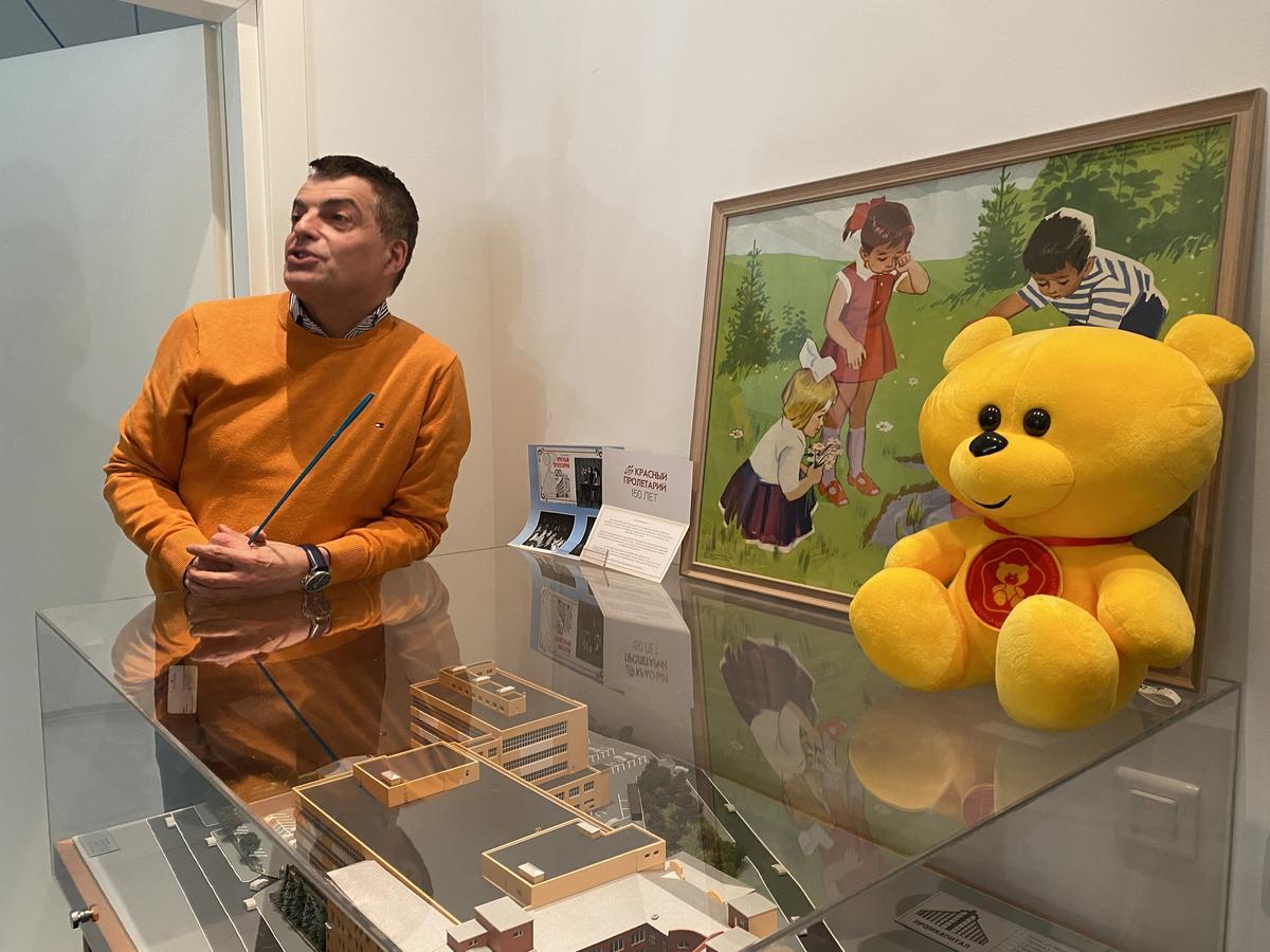 Олег Роскин ведёт экскурсию по музею "Просвещения"