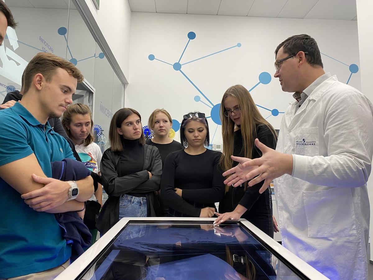 Александр Мерщиев показывает гостям интерактивный медицинский стол "Пирогов"